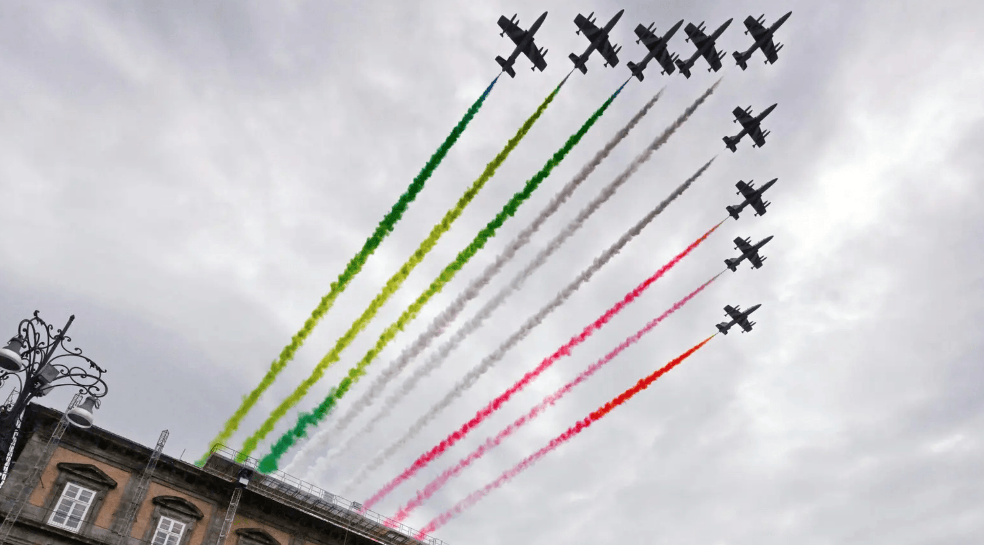 Le Frecce Tricolori sorvolano Napoli il giuramento dei cadetti