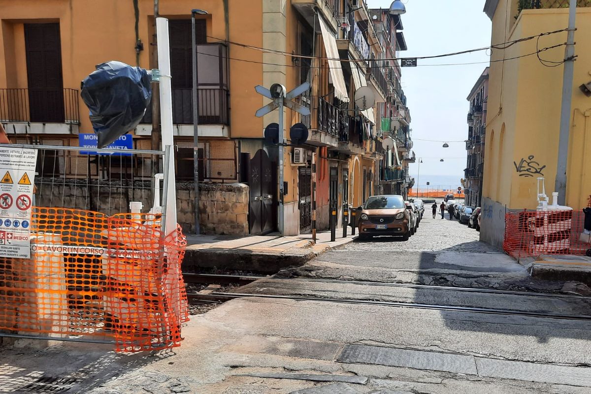 Pozzuoli Passaggio A Livello Con Sbarre Alla Stazione Dei Cappuccini